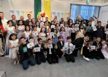 Crianças que participam da exposição Arte Brasil Kids