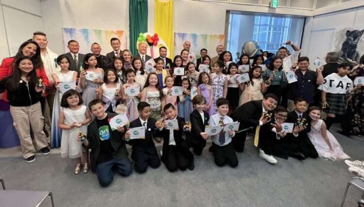 Crianças que participam da exposição Arte Brasil Kids