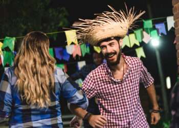 Couple dancing at the junin party