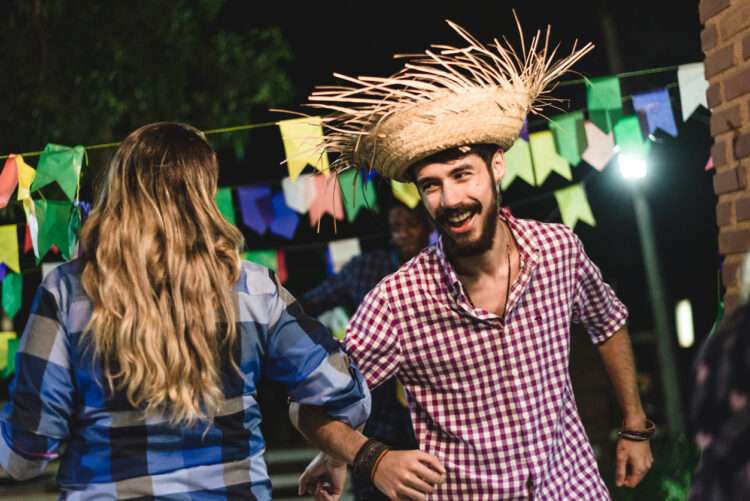 Couple dancing at the junin party