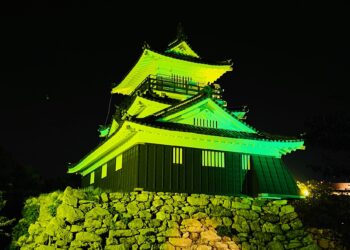 Castelo de Hamamatsu com iluminação verde e amarela. Foto: Claudio Endo/Alternativa