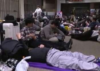 Passageiros passam a noite no Aeroporto Shin-Chitose, em Hokkaido. Foto: Reprodução/UHB