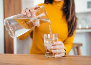 Beber água no inverno ainda é essencial para a saúde. Foto: iStock
