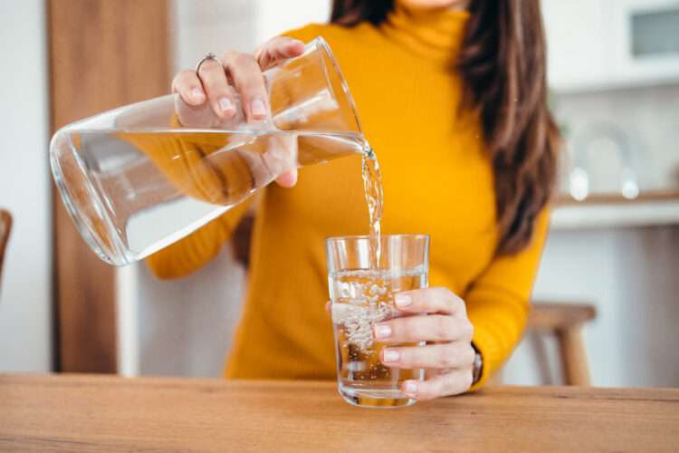 Beber água no inverno ainda é essencial para a saúde. Foto: iStock