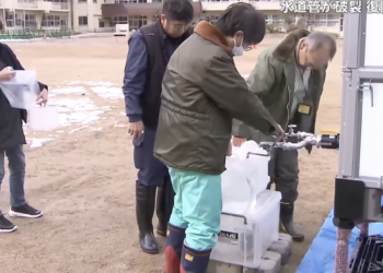 Moradores em Hakone buscam água em centros comunitários. Foto: Reprodução/FNN News