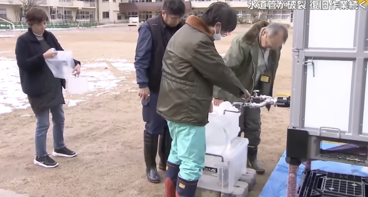 Moradores em Hakone buscam água em centros comunitários. Foto: Reprodução/FNN News