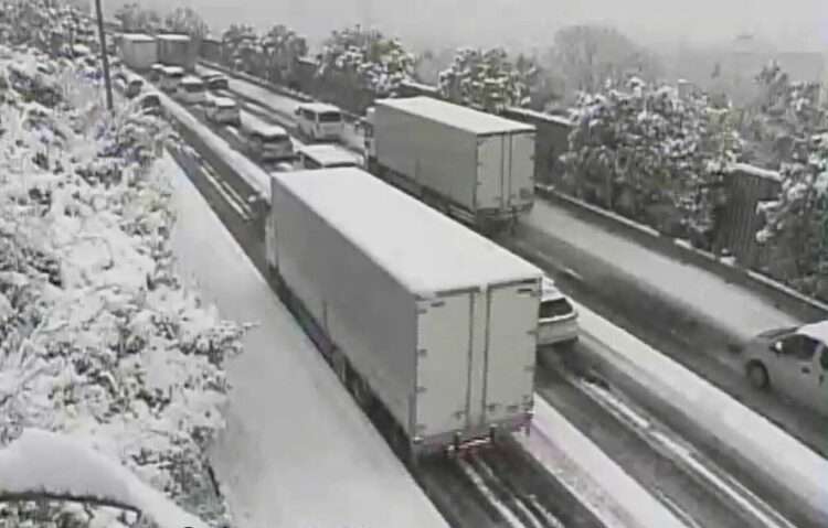 Neve na rodovia Tomei entre Kanagawa e Shizuoka. Foto: Reprodução/Nexco