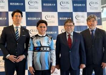 A partir da esquerda, Yusuke Kondo (presidente do FC Osaka), Igor Yan da Silva, Atsushi Hamana (reitor da Universidade) e Shingo Matsuoka (técnico da equipe universitária). Fotos: Cedidas