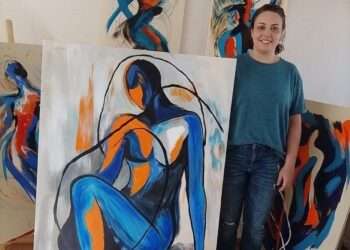Jaqueline Akutagawa com suas obras. Foto: Divulgação