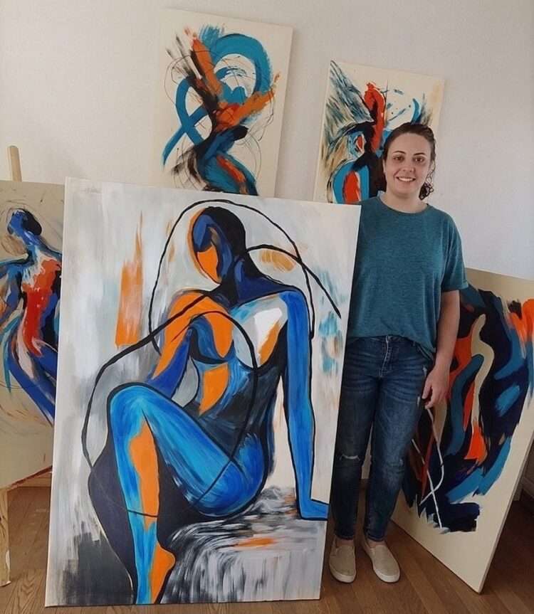Jaqueline Akutagawa com suas obras. Foto: Divulgação