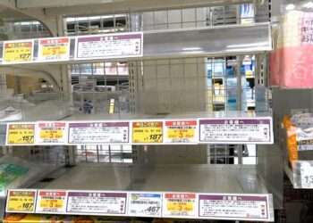 Prateleiras vazias em Numazu. Foto: Reprodução/SBS