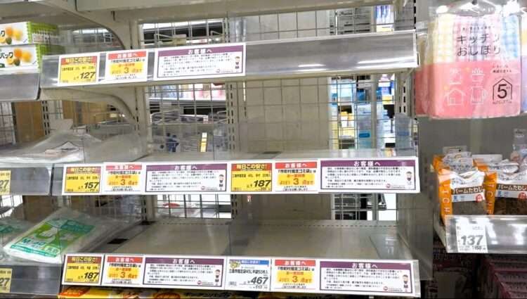 Prateleiras vazias em Numazu. Foto: Reprodução/SBS