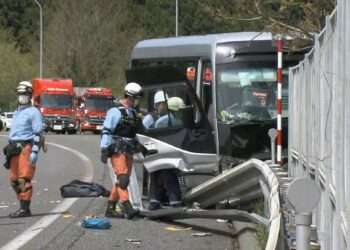 Micro-ônibus após acidente em Fukushima. Foto: Reprodução/TUF