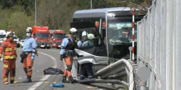 Micro-ônibus após acidente em Fukushima. Foto: Reprodução/TUF