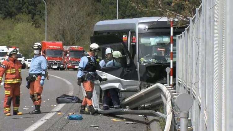 Micro-ônibus após acidente em Fukushima. Foto: Reprodução/TUF
