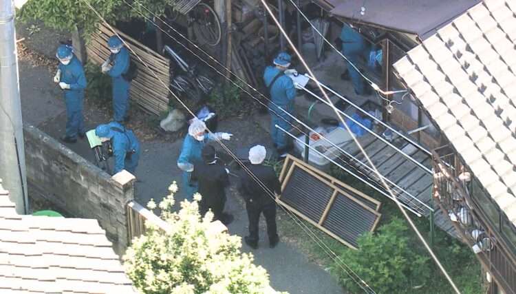 Policiais na casa onde os corpos foram encontrados, em Achi. Foto: Reprodução/NBS