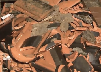 Telhas de casa levadas pelo vento. Foto: Reprodução/FNN News