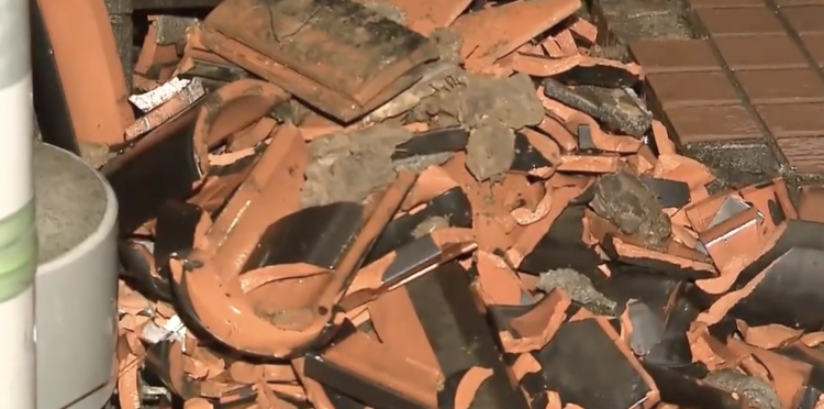 Telhas de casa levadas pelo vento. Foto: Reprodução/FNN News