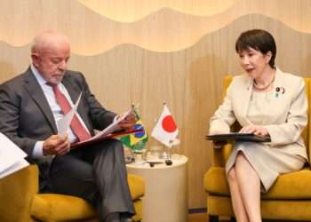Lula e Takaichi durante encontro na França. Foto: Reprodução/首相官邸