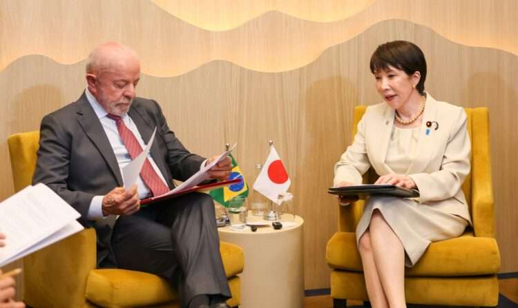 Lula e Takaichi durante encontro na França. Foto: Reprodução/首相官邸