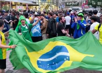Torcedores do Brasil em Shibuya. Foto: Reprodução/Asahi Shimbun