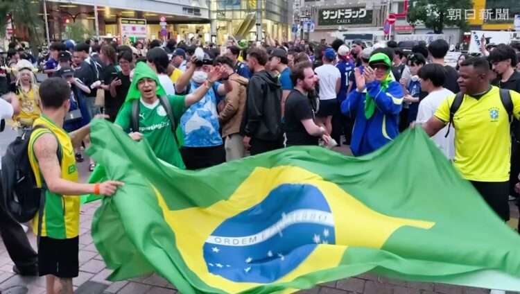 Torcedores do Brasil em Shibuya. Foto: Reprodução/Asahi Shimbun