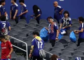 Torcedores do Japão limpam arquibancada. Foto: Reprodução/Fifa