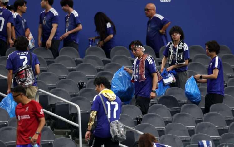 Torcedores do Japão limpam arquibancada. Foto: Reprodução/Fifa