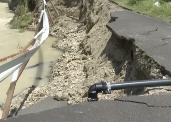 Estrada destruída na cidade de Kozagawa, em Wakayama. Fotos: Reprodução/ANN News