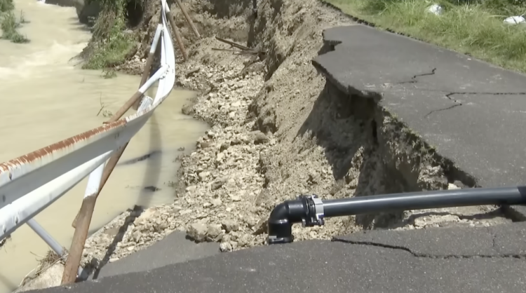 Estrada destruída na cidade de Kozagawa, em Wakayama. Fotos: Reprodução/ANN News