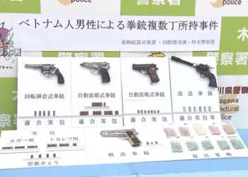 Armas e munições apreendidas com o suspeito. Foto: Reprodução/TV Asahi