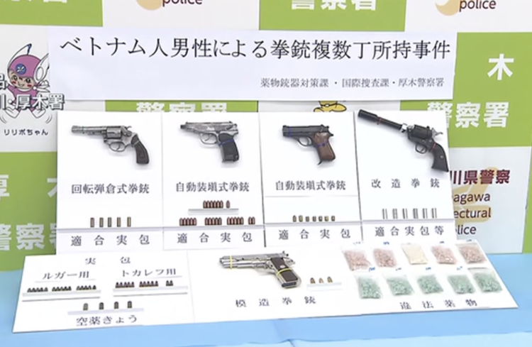 Armas e munições apreendidas com o suspeito. Foto: Reprodução/TV Asahi