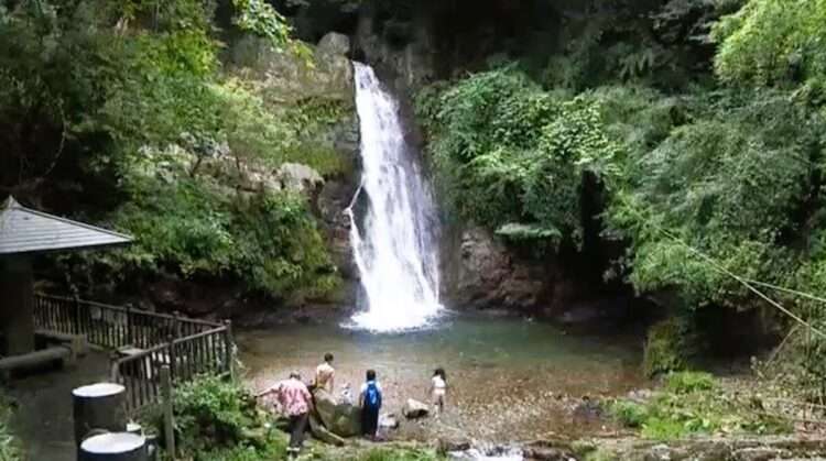Cachoeira Ushi no Taki, em Toyokawa. Foto: Reprodução/Tokai TV