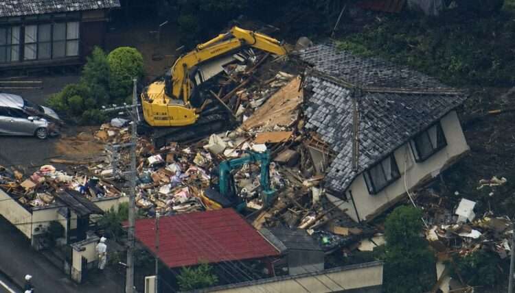 Casa atingida por deslizamento de terra em Ashikaga, Tochigi. Foto: Reprodução/NHK