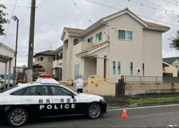 Viatura em frente à casa da família em Isesaki. Foto: Reprodução/FNN