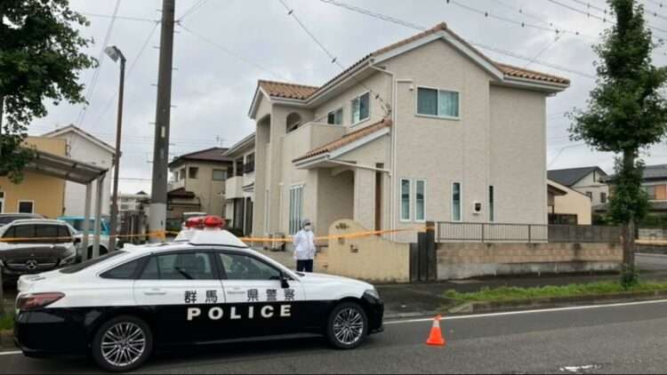 Viatura em frente à casa da família em Isesaki. Foto: Reprodução/FNN