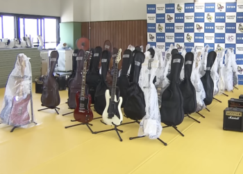 Guitarras apreendidas na casa do suspeito. Foto: Reprodução/MSB News