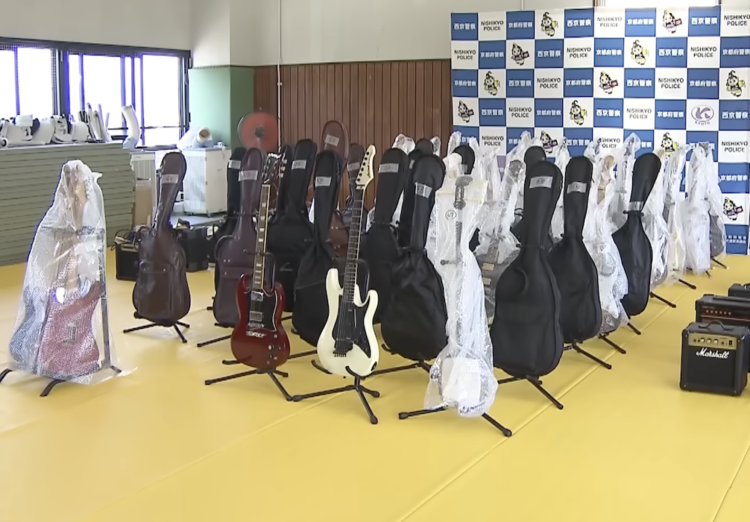 Guitarras apreendidas na casa do suspeito. Foto: Reprodução/MSB News