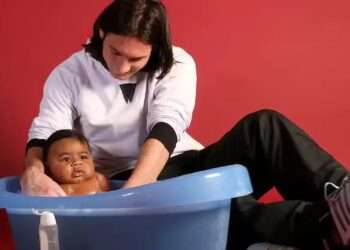 Lionel Messi com Lamine Yamal ainda bebê. Foto: Reprodução/Unicef