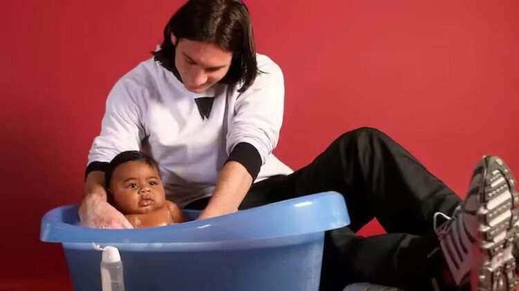 Lionel Messi com Lamine Yamal ainda bebê. Foto: Reprodução/Unicef