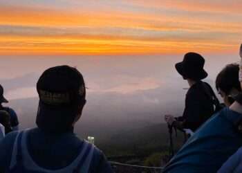 Montanhistas observam nascer do sol no Monte Fuji. Foto: Reprodução/JNN
