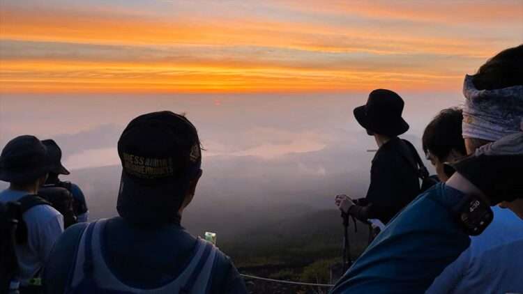 Montanhistas observam nascer do sol no Monte Fuji. Foto: Reprodução/JNN
