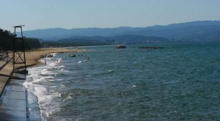 Praia de Matsudaehama, em Takaoka. Foto: Associação de Turismo de Toyama
