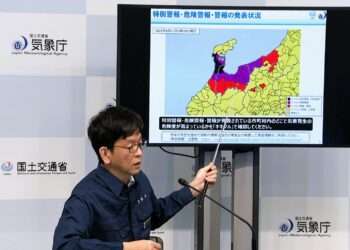 Representante da Agência Meteorológica mostra mapa com as áreas sob alerta máximo (em preto). Foto: Reprodução/FNN