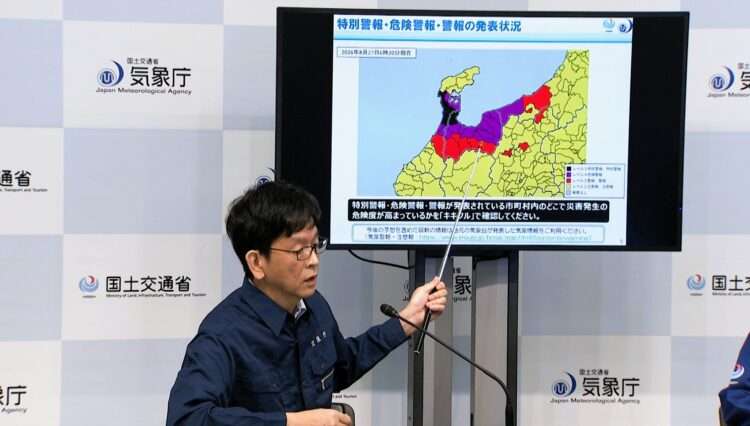 Representante da Agência Meteorológica mostra mapa com as áreas sob alerta máximo (em preto). Foto: Reprodução/FNN