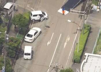 Carros deixados na rua após fortes chuvas em Chiba. Foto: Reprodução/ANN