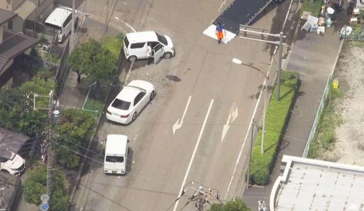 Carros deixados na rua após fortes chuvas em Chiba. Foto: Reprodução/ANN