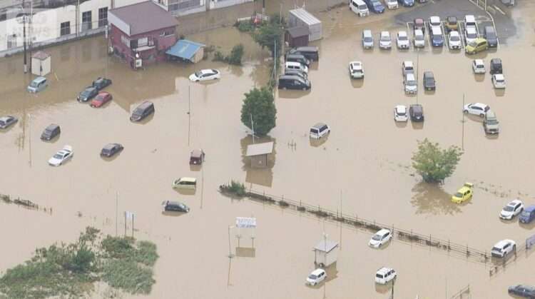 Alagamento em Chiba após fortes chuvas. Fotos: Reprodução/NHK/ANN