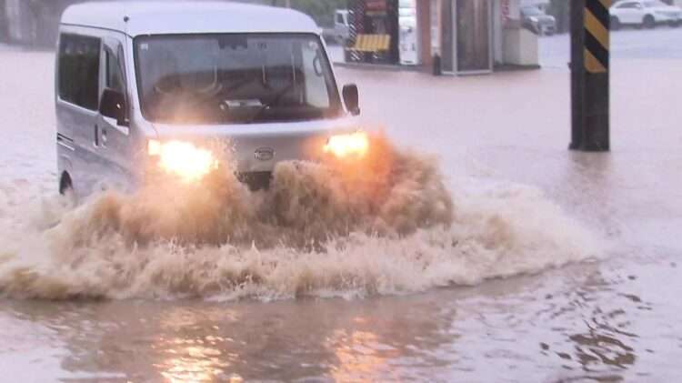 Rua alagada em Fukui. Foto: Reprodução/Fukui TV