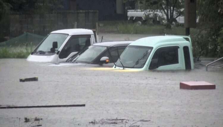 Carros parcialmente submersos após fortes chuvas em Ishikawa. Foto: Reprodução/FNN